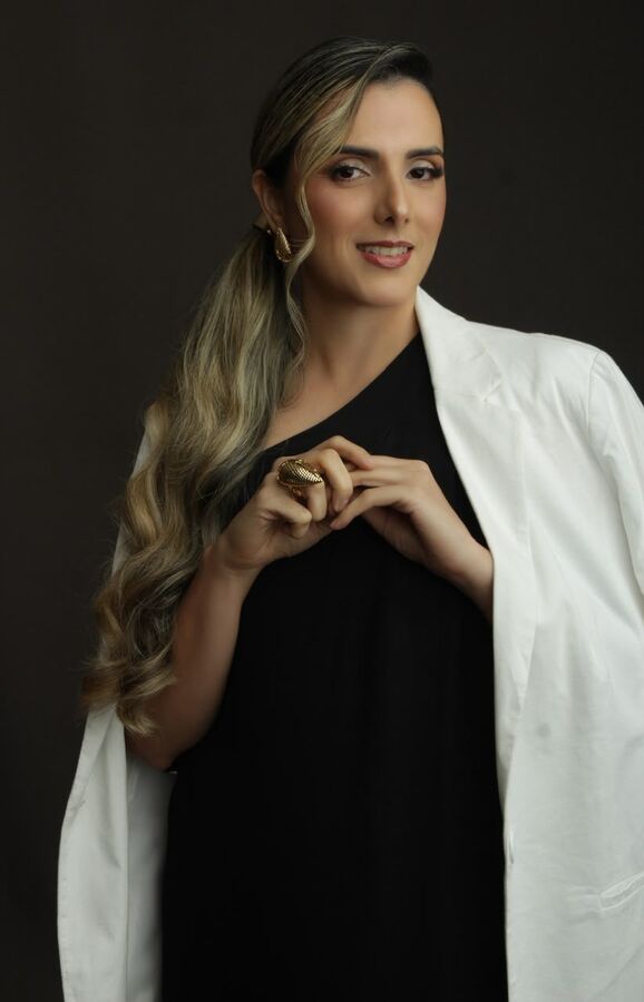 Dra. Carina Lopes de jaleco branco