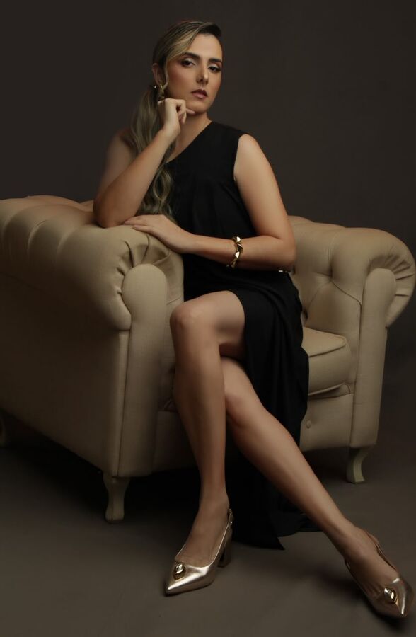 Dra. Carina Lopes sentada